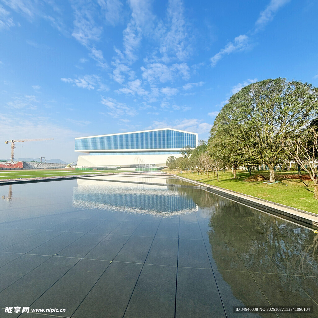 现代建筑与水景相映成趣