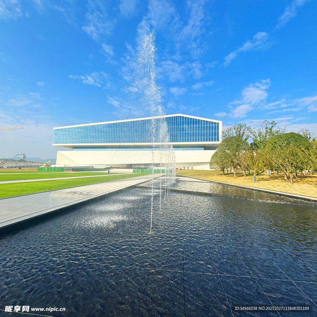 现代建筑前的喷泉景观