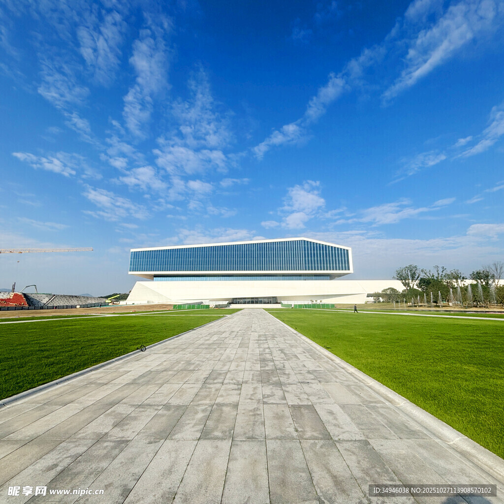 现代建筑前的开阔景观