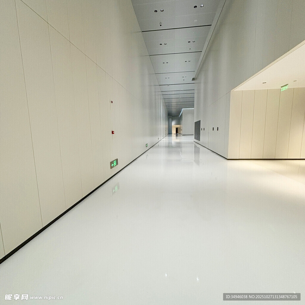 空旷现代风走廊空间