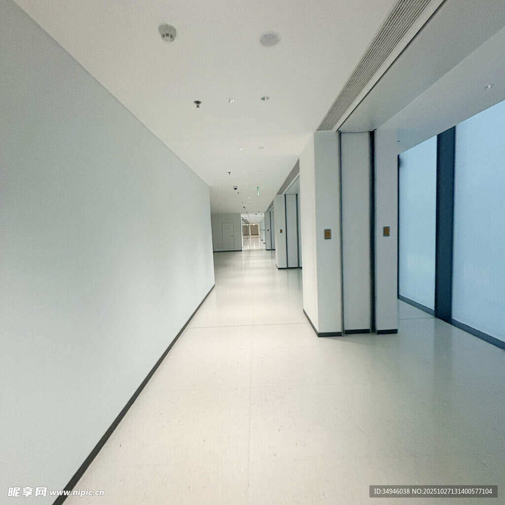 现代简约风格的空旷走廊