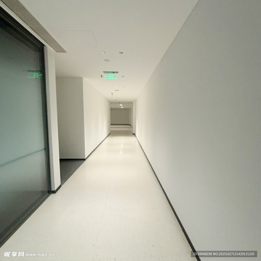 现代简约风格的空旷走廊