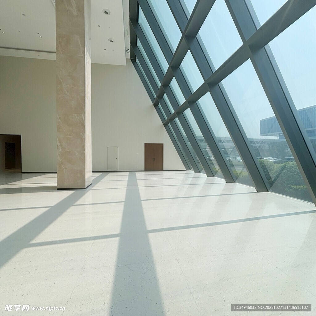 现代宽敞室内玻璃墙空间