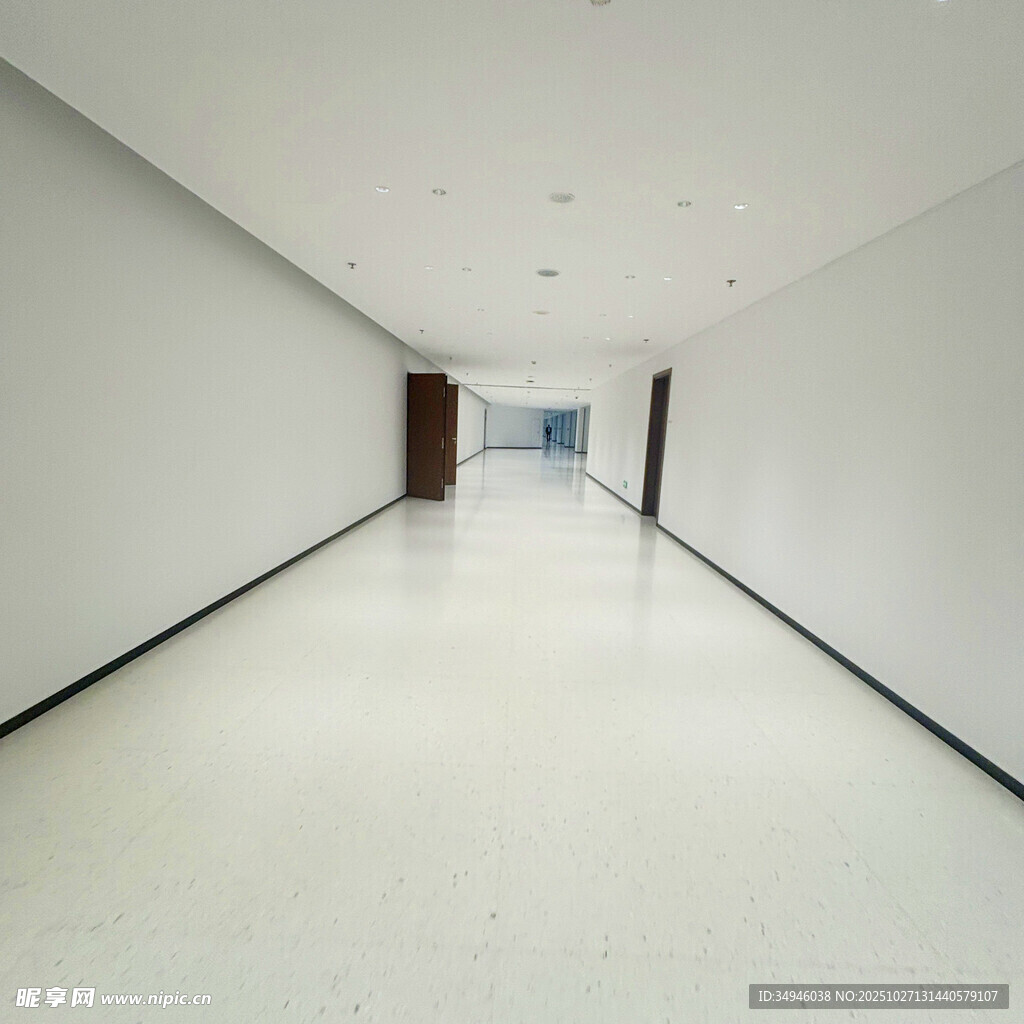 空旷明亮的室内走廊空间