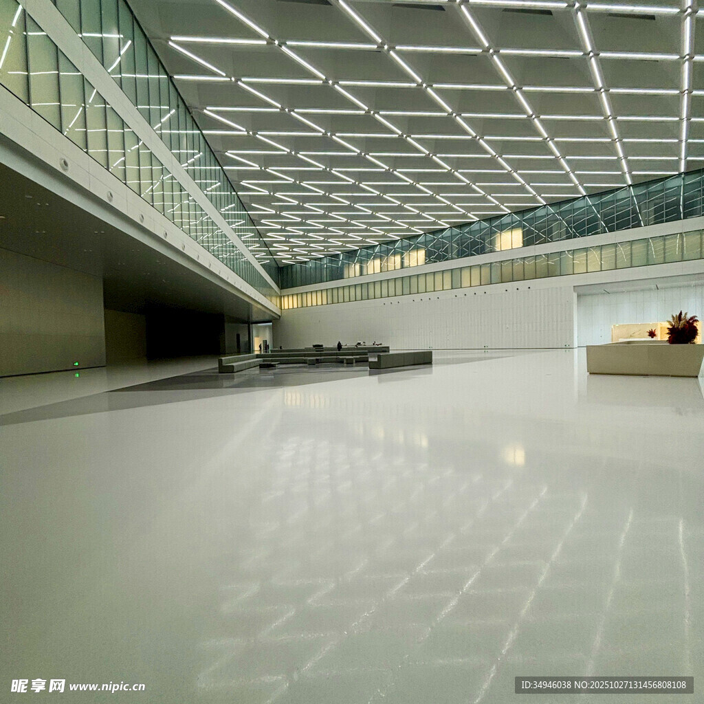 现代简约风格的空旷室内空间