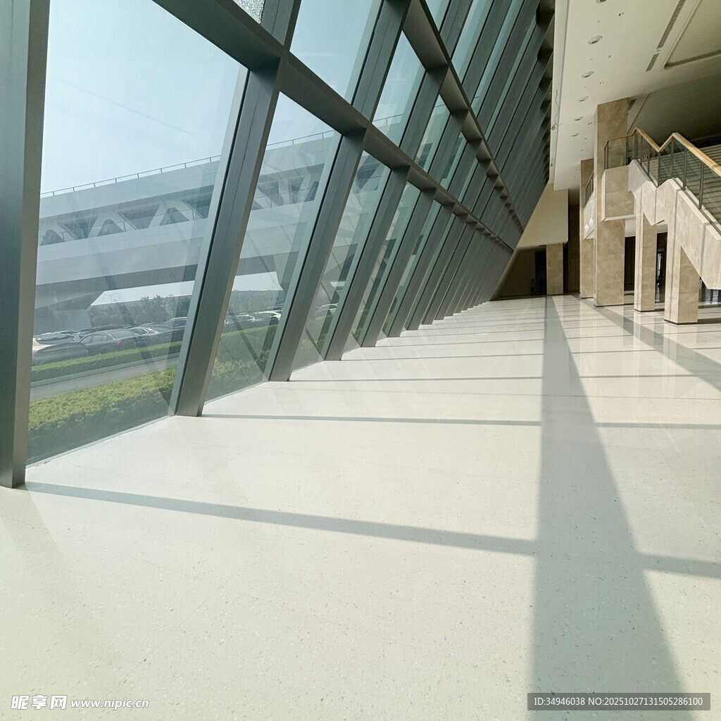 现代建筑内的宽敞明亮走廊