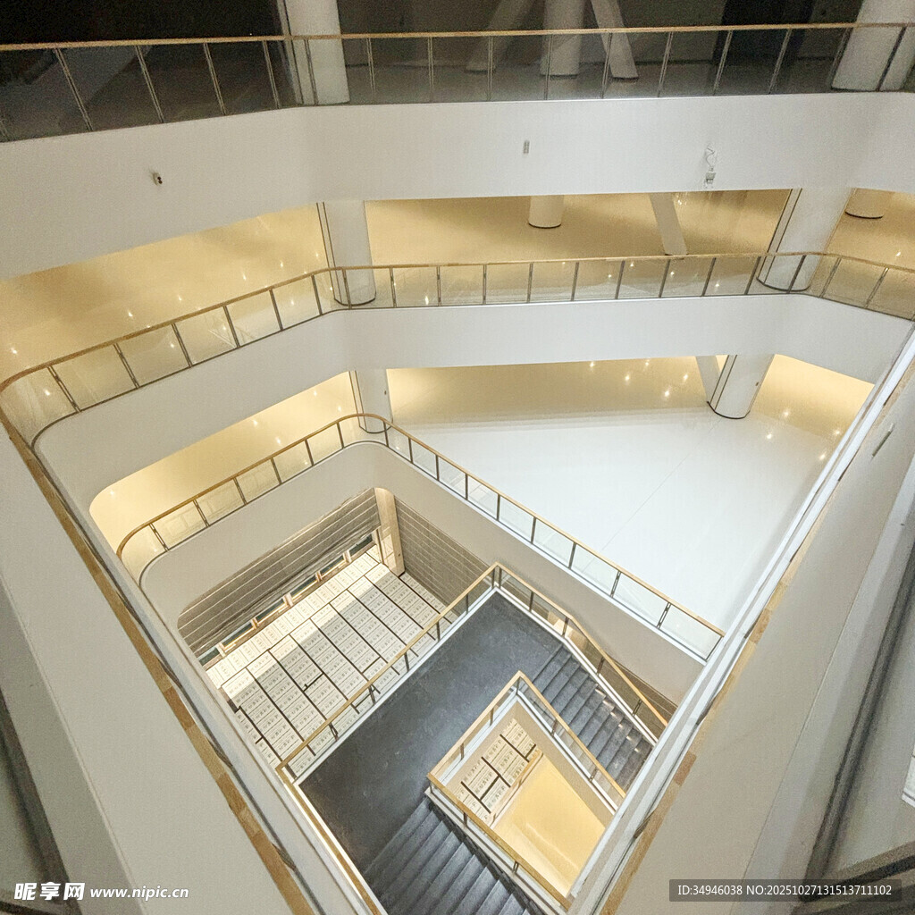 现代建筑内部多层中庭景观