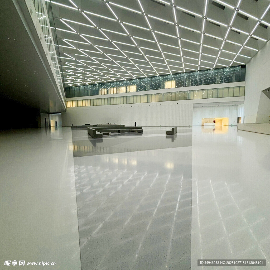 现代宽敞的室内大厅空间