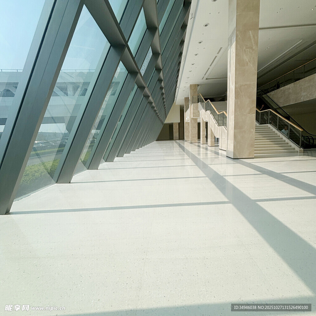 现代玻璃建筑内部走廊