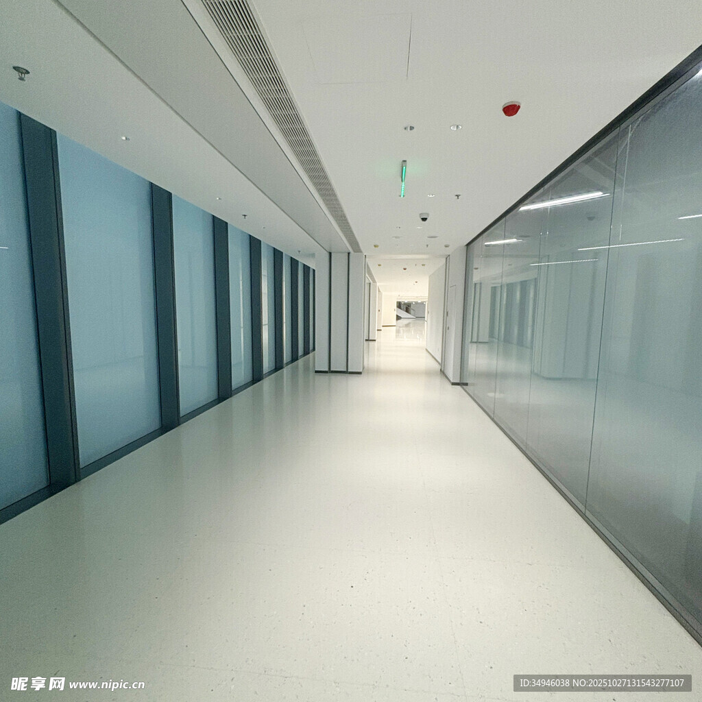 现代简约风格的宽敞走廊