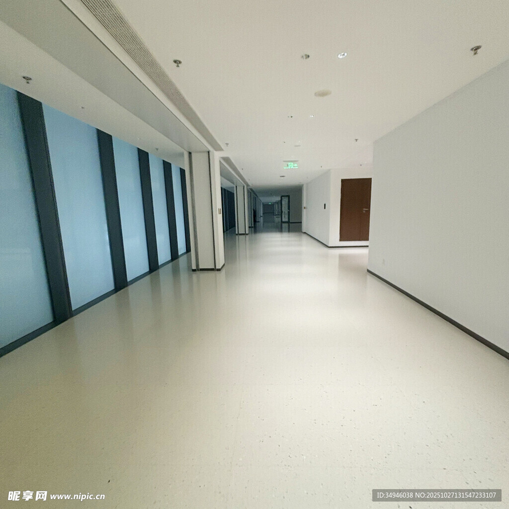 宽敞明亮的现代办公走廊