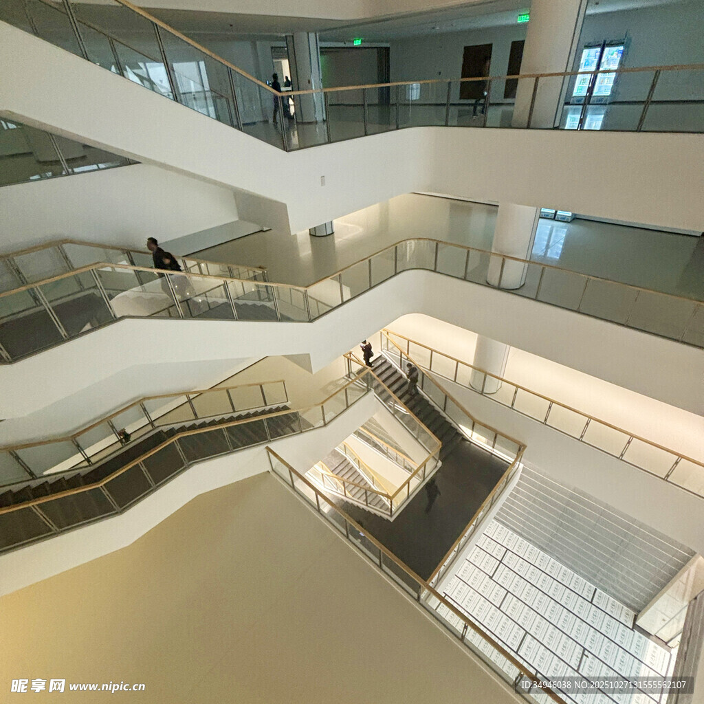 现代建筑内部多层旋转楼梯