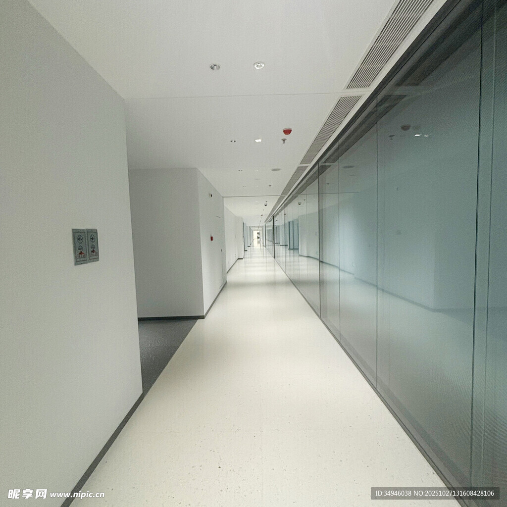 现代简约风格的空旷走廊