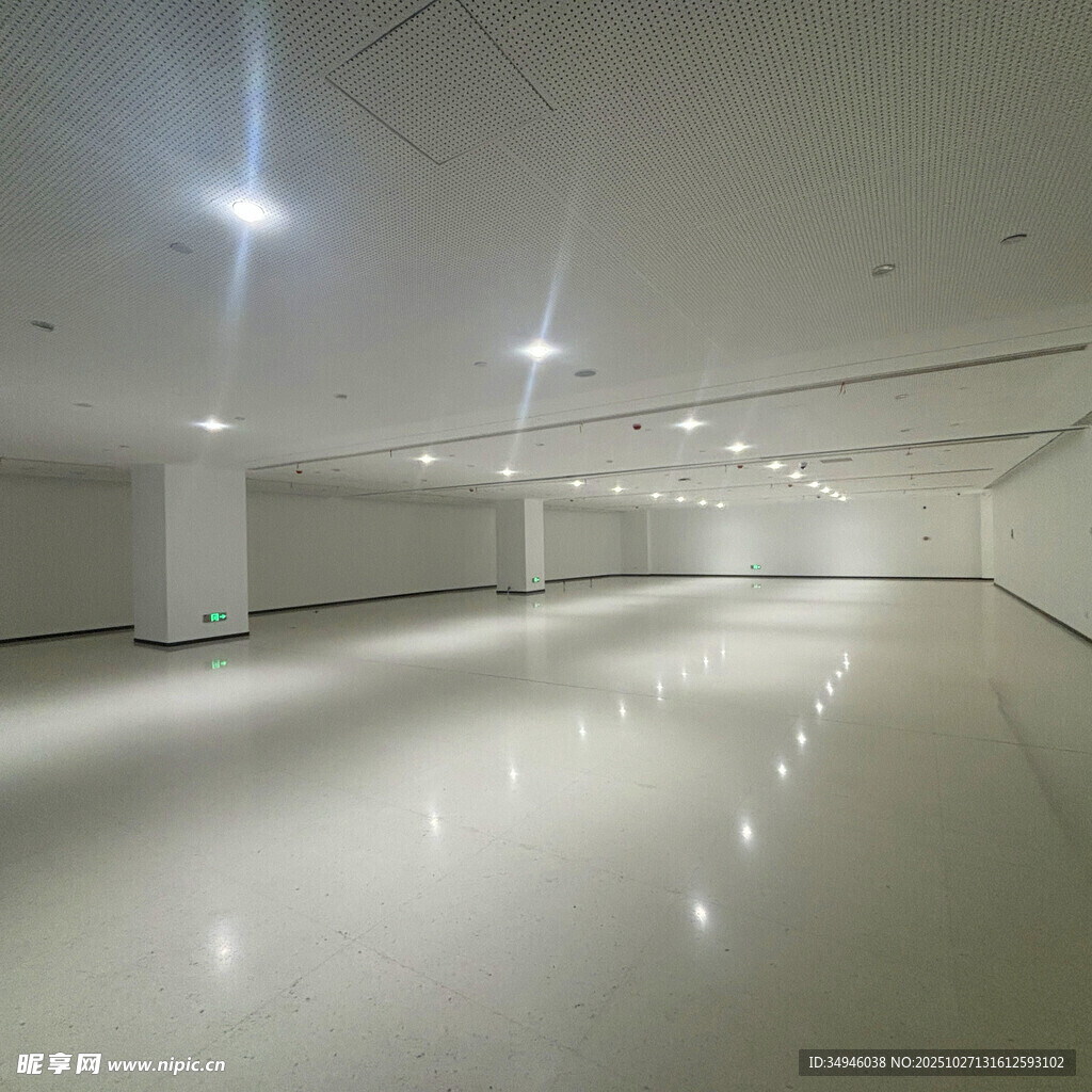 空旷明亮的现代化室内空间