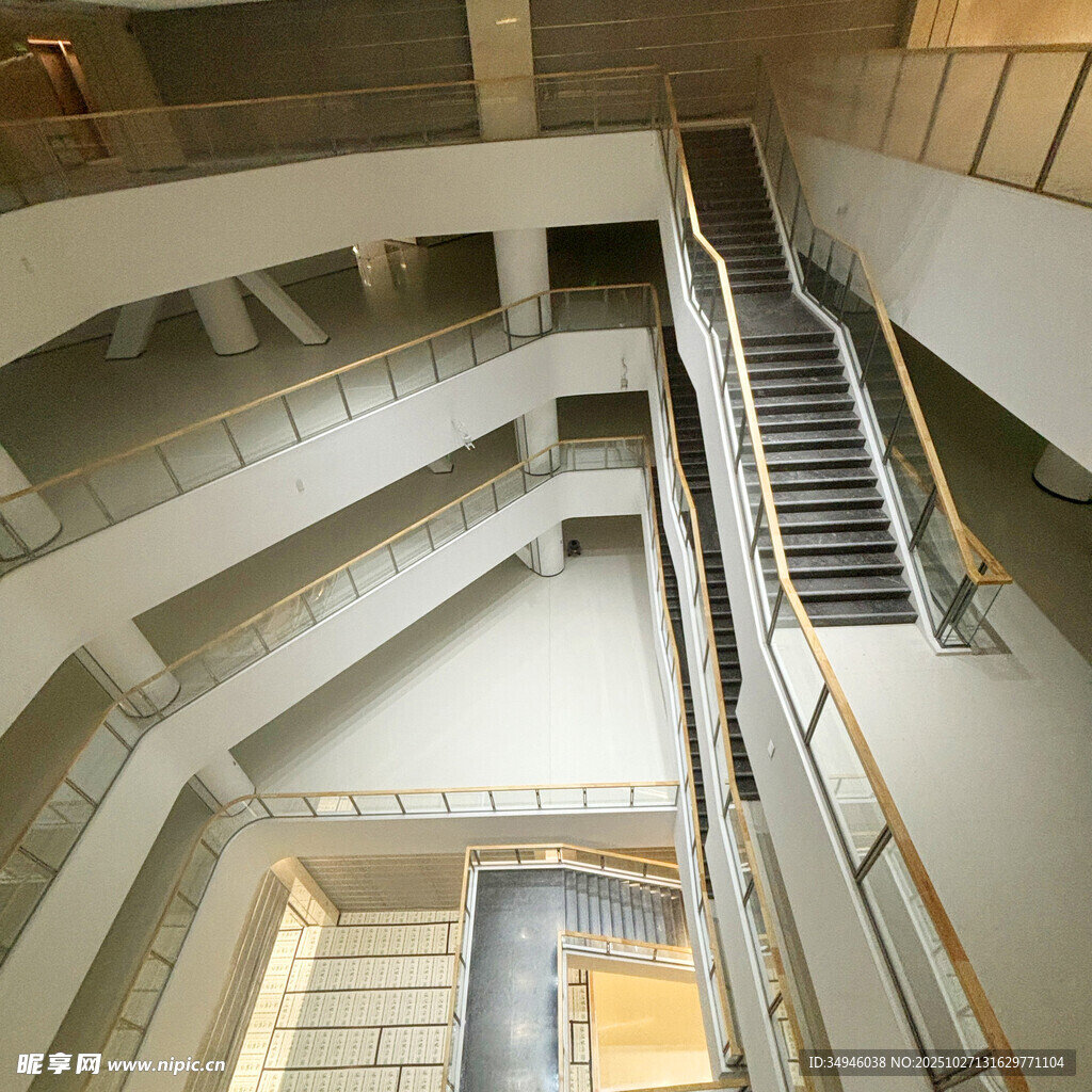现代建筑内部多层楼梯景观