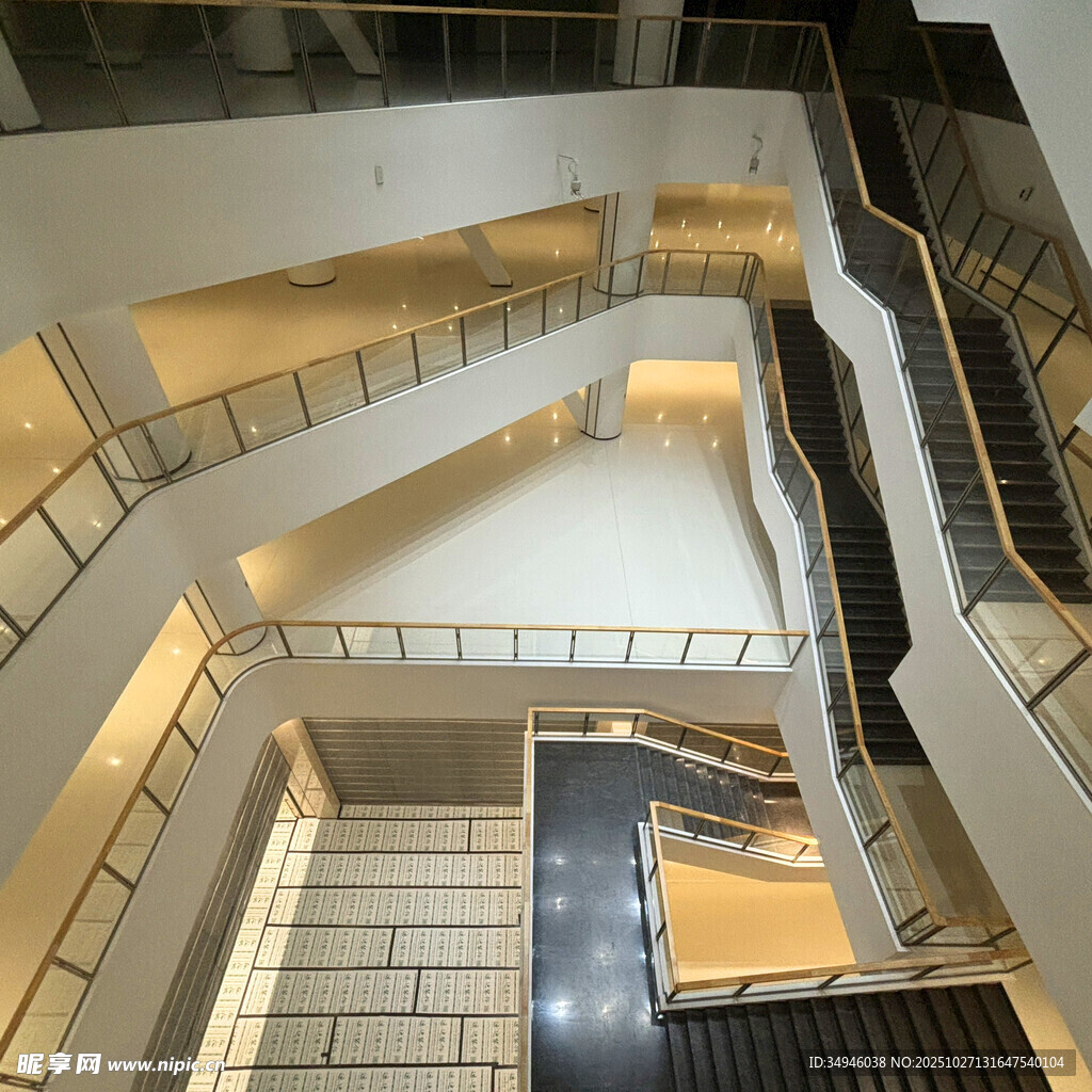 现代建筑内部多层旋转楼梯