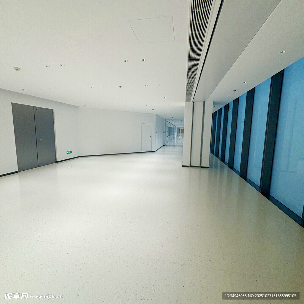 空旷现代风格室内走廊空间