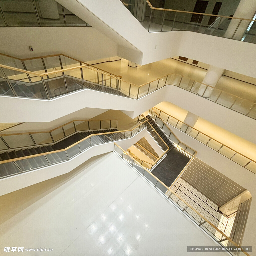 现代商场多层开阔内部空间