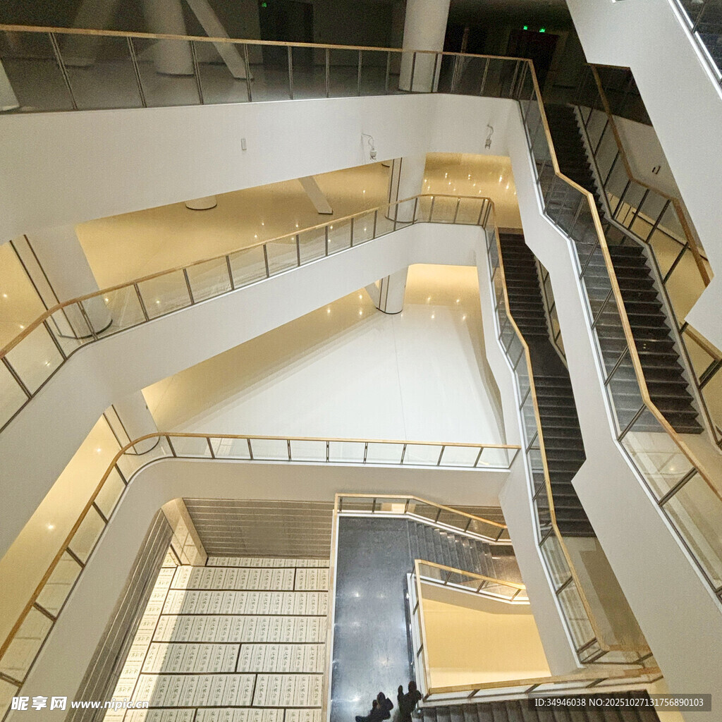 现代建筑内的多层旋转楼梯
