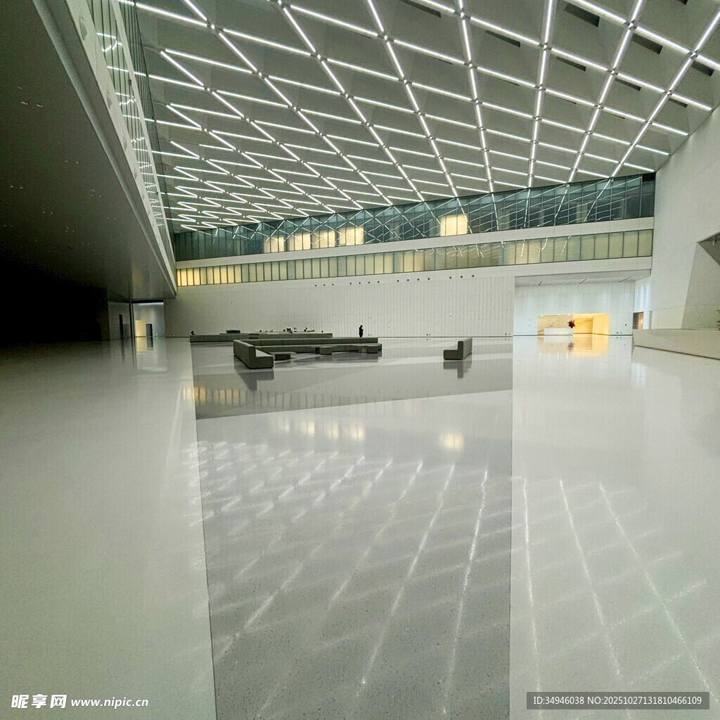 现代宽敞的室内大厅空间