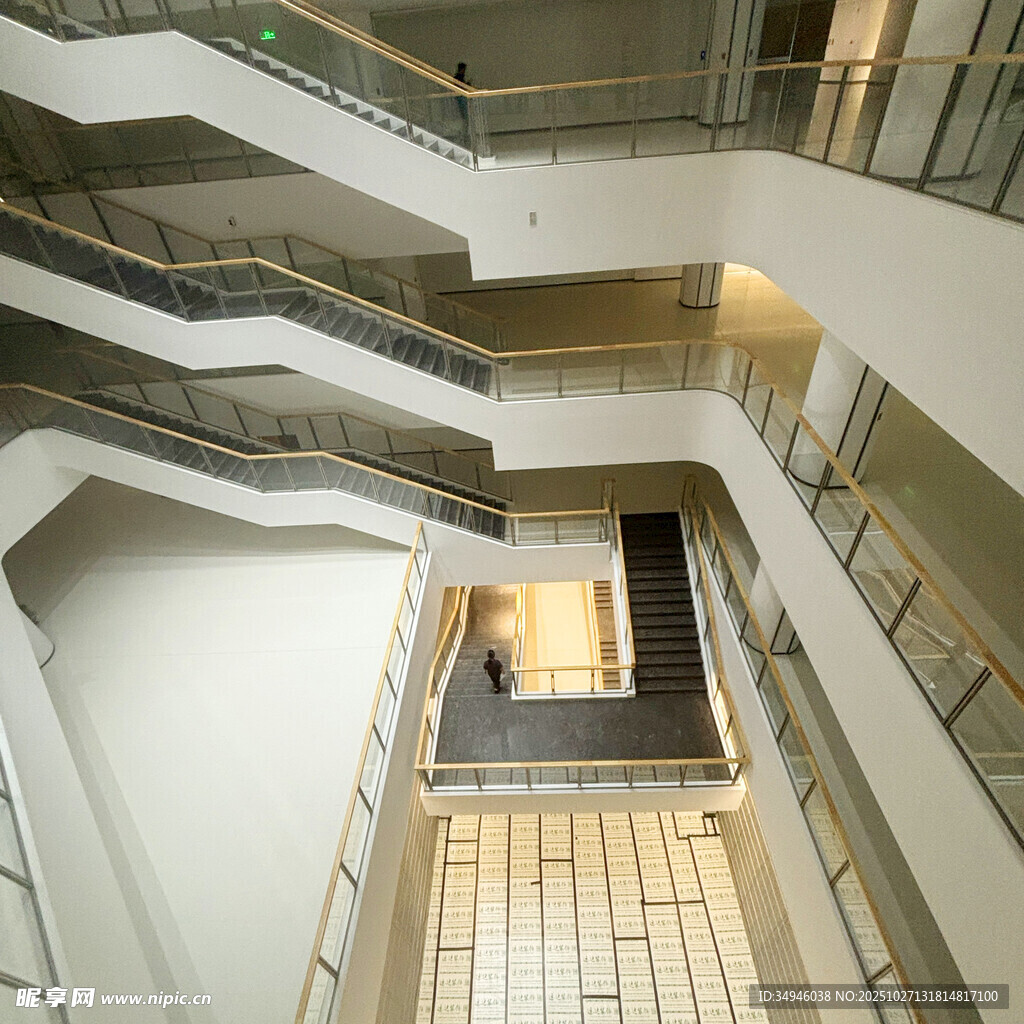 现代建筑内的多层旋转楼梯