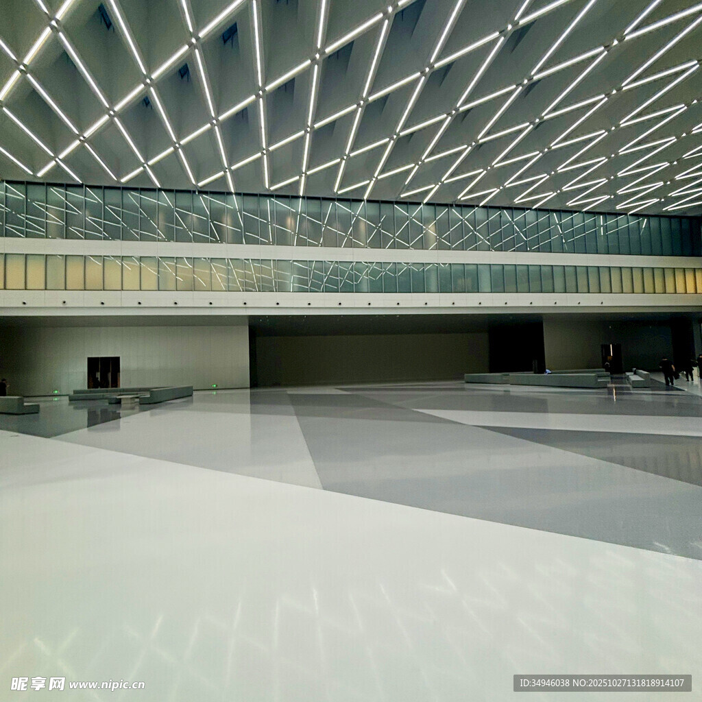 现代建筑室内空旷空间场景