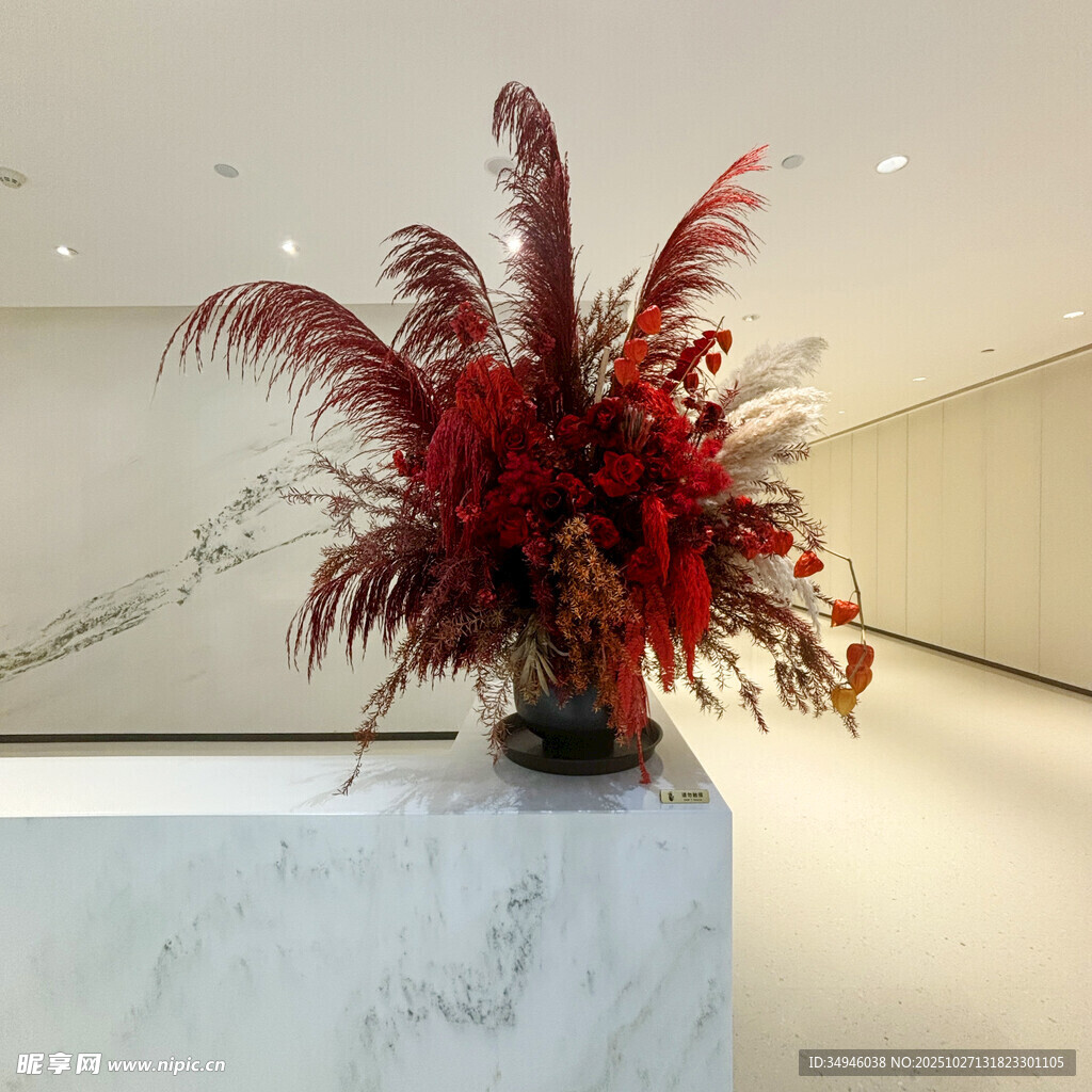 红色羽毛花艺装饰摆件