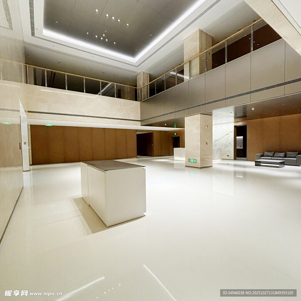 现代简约风格的空旷大厅