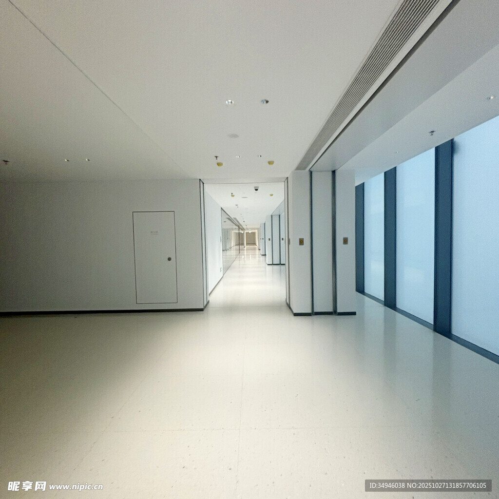 现代简约风格的宽敞走廊