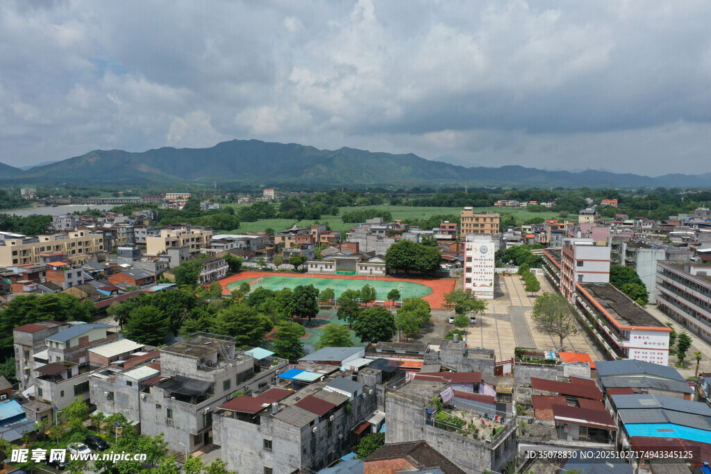 俯瞰多彩城镇风光