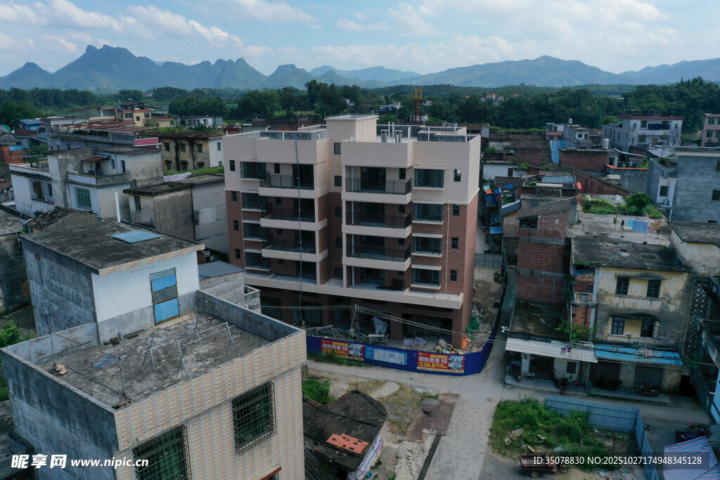 俯瞰错落有致的城镇建筑