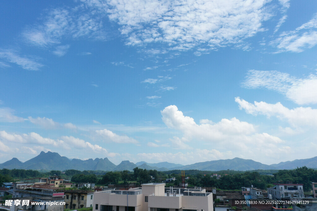 城市远景与蓝天白云景观