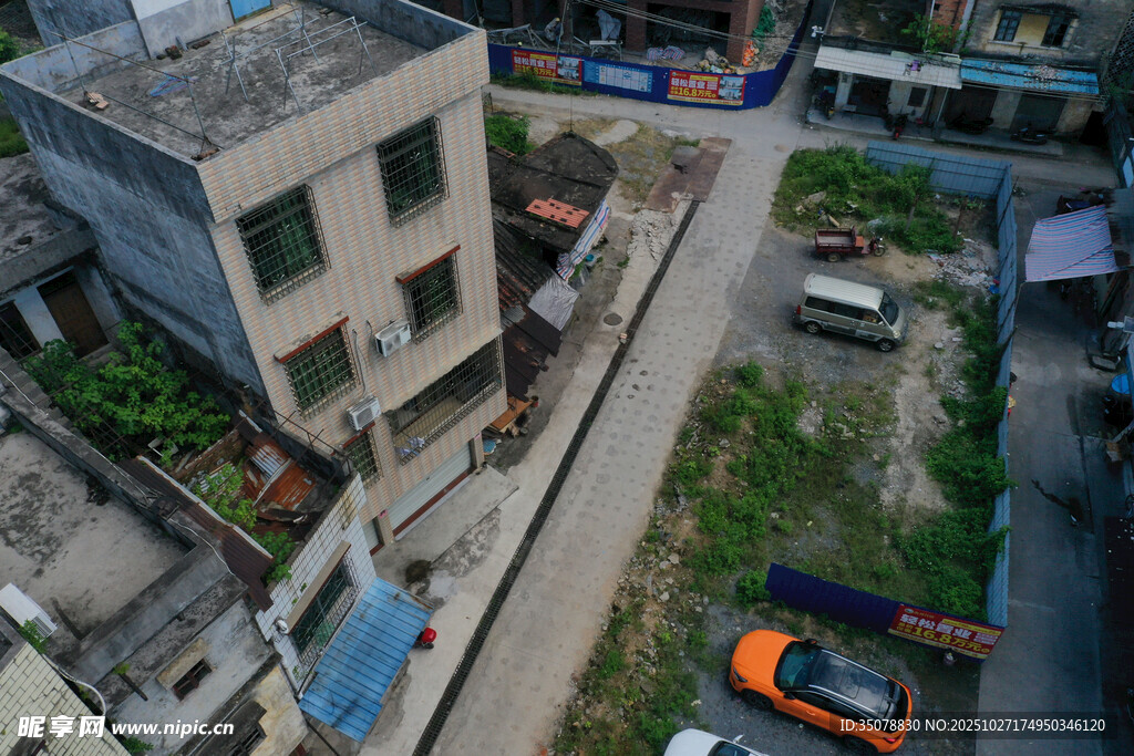 俯瞰老旧居民楼及周边景象