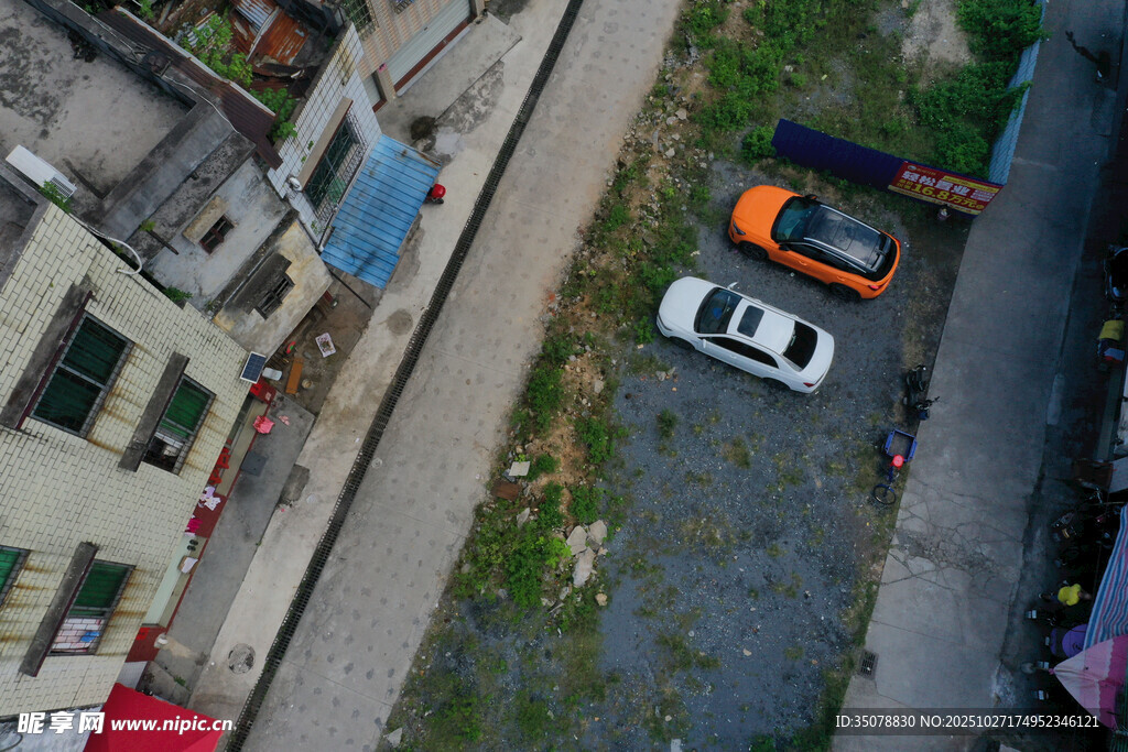 俯瞰街边停放的两辆汽车