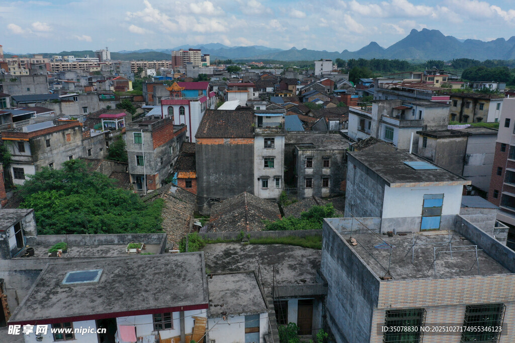 俯瞰错落有致的乡村建筑