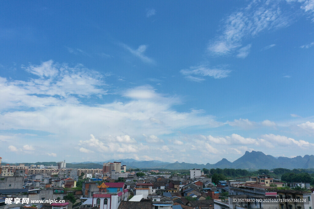 城市天际线与蓝天白云景观