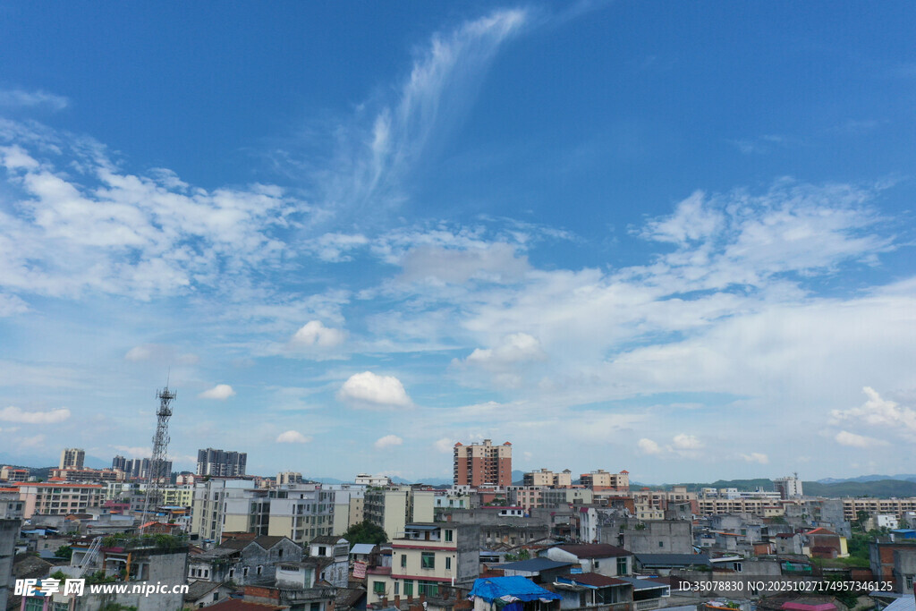 城市天际线与蓝天白云