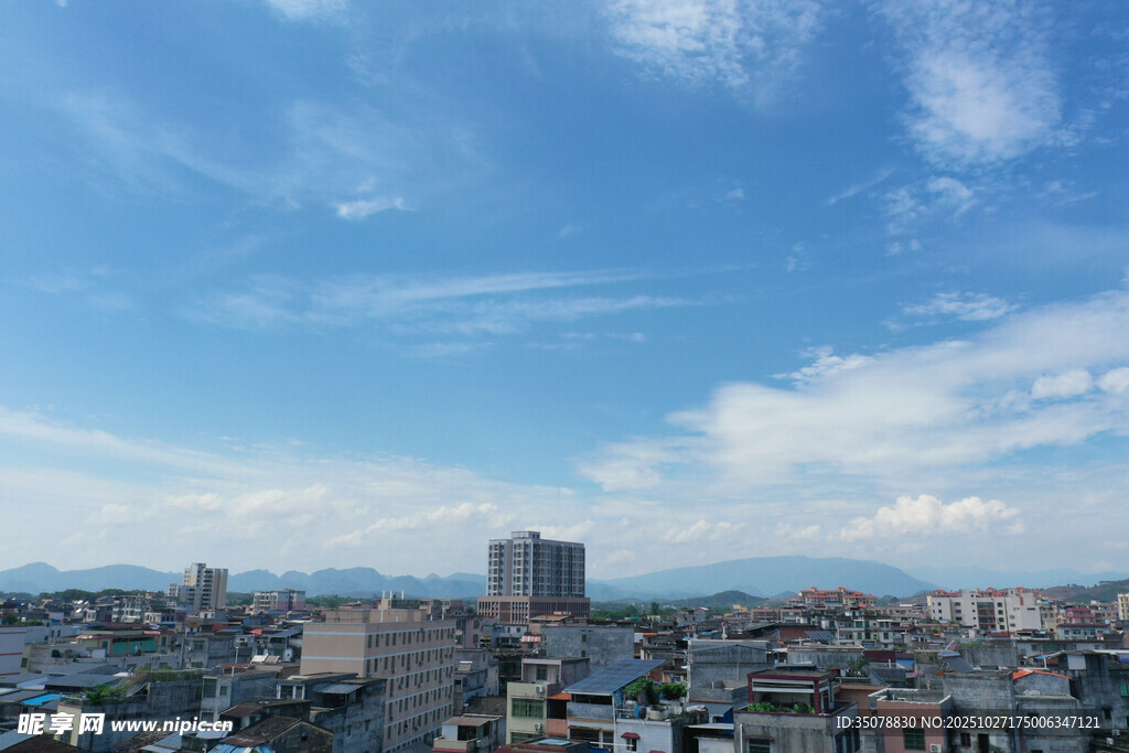 城市天际线蓝天白云景观