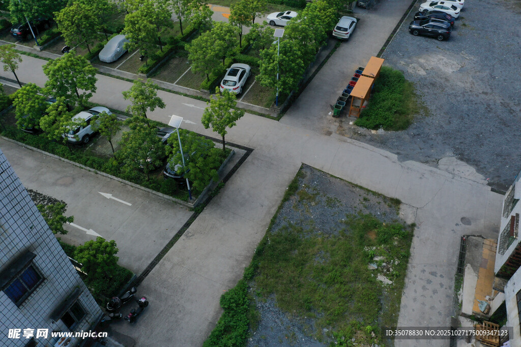 俯瞰城市中的停车区域