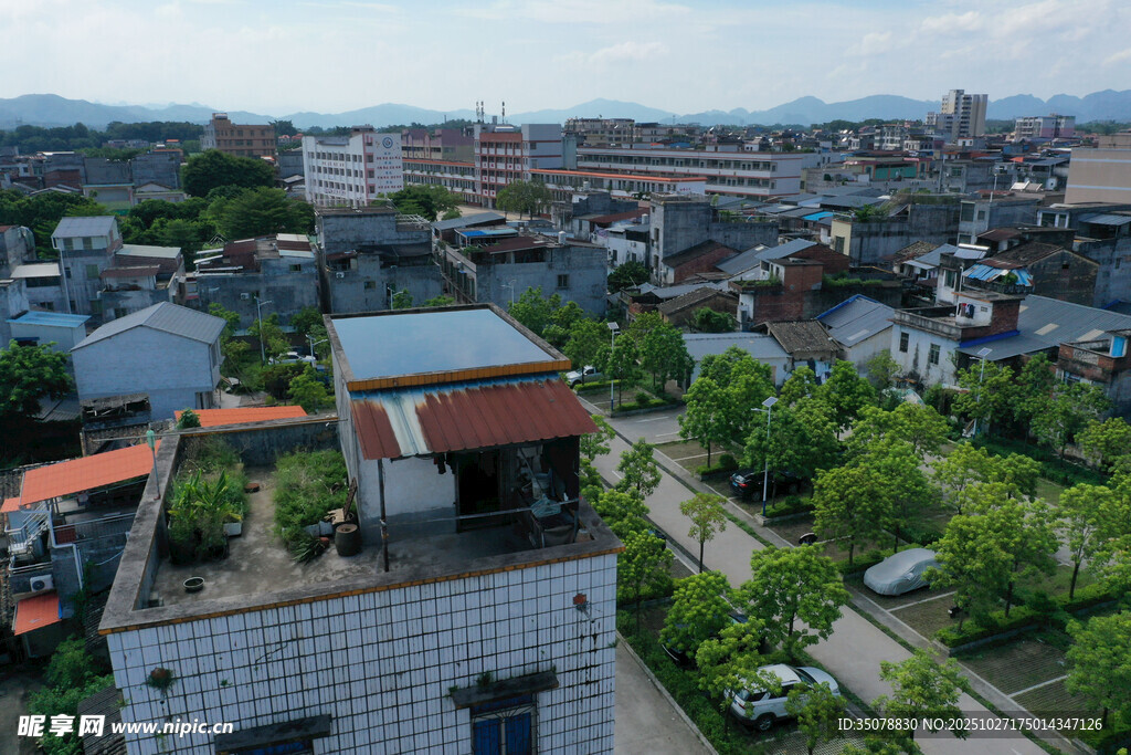 俯瞰城郊民居与绿植景观