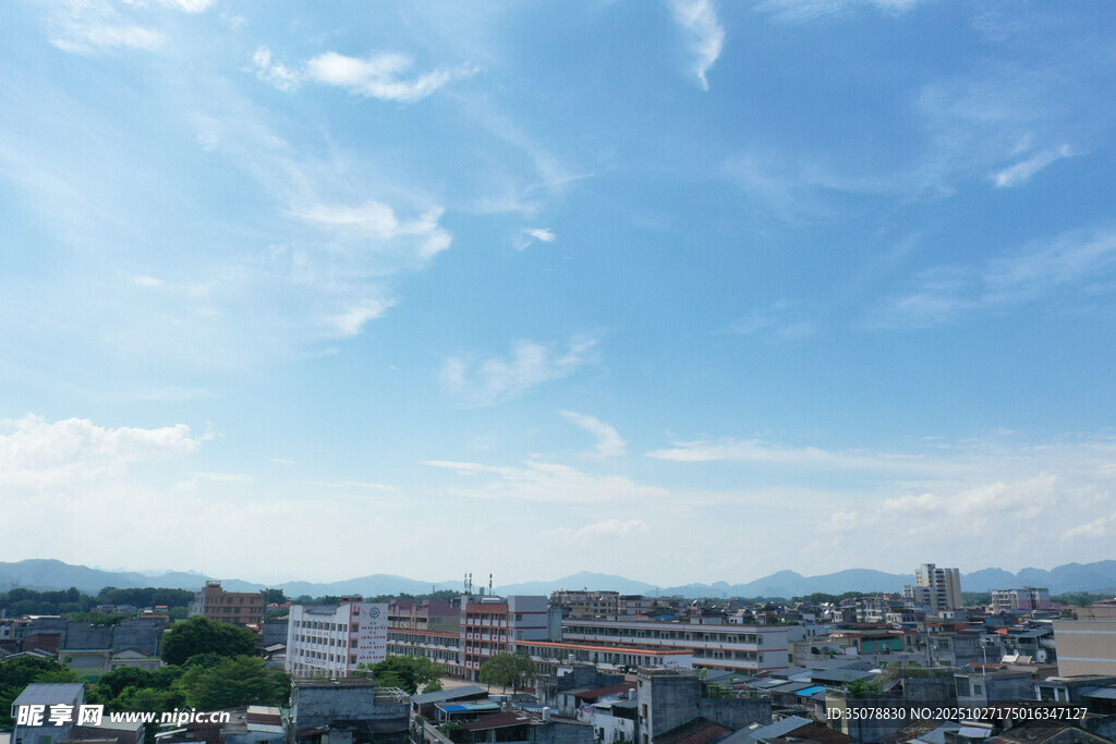 城市天际线与蓝天白云