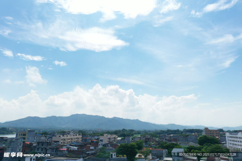 城市远景与蓝天白云景观