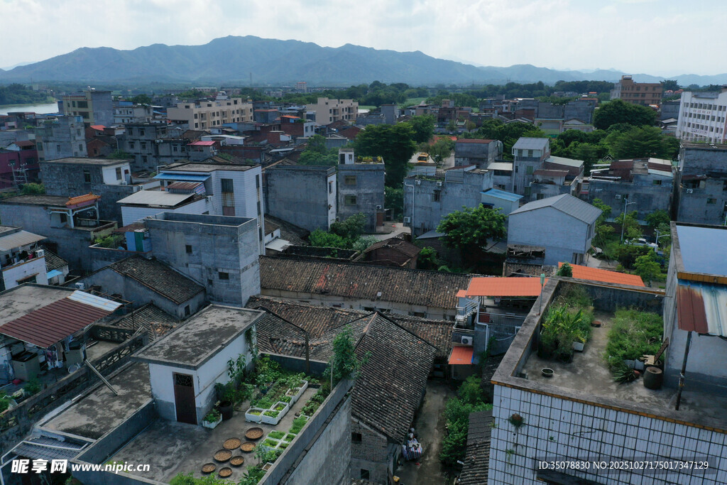 俯瞰城郊老旧居民区景象