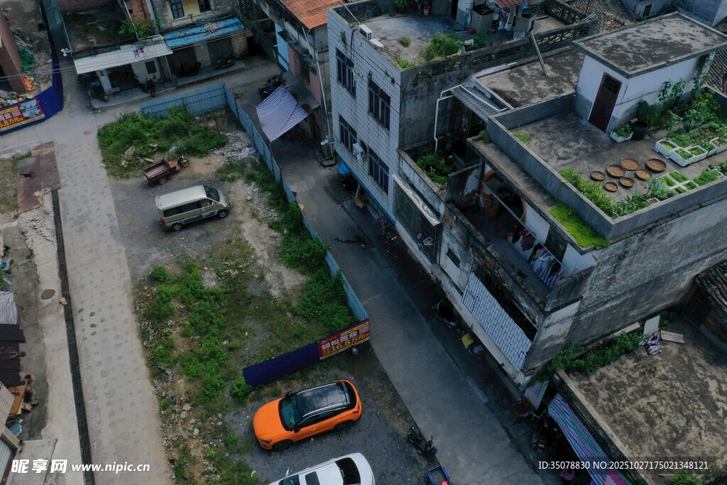 俯瞰老旧居民楼与街道