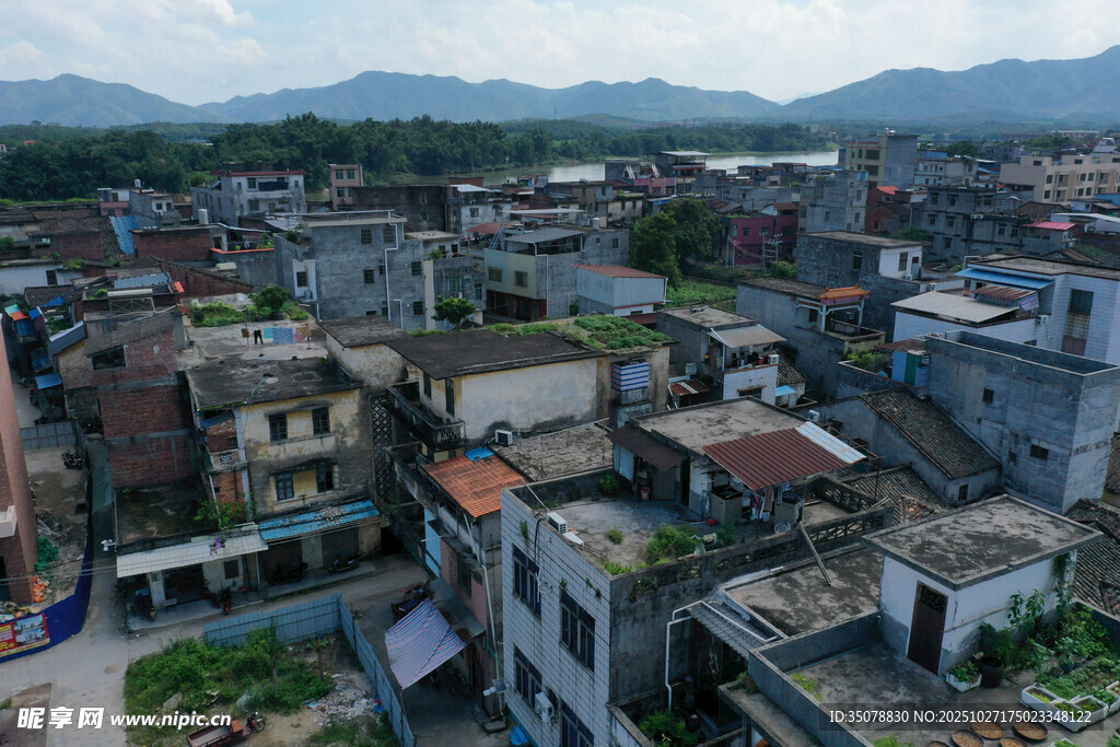 俯瞰错落有致的老旧村落