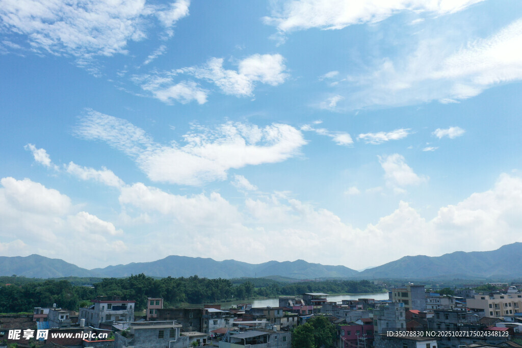 城市远山蓝天白云美景