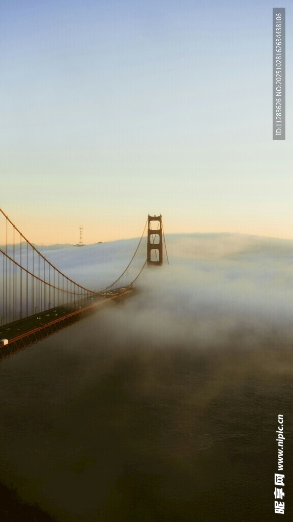 雾中金门大桥美景