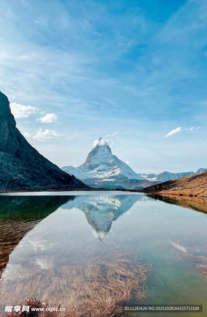 湖畔巍峨山峰的绝美倒影