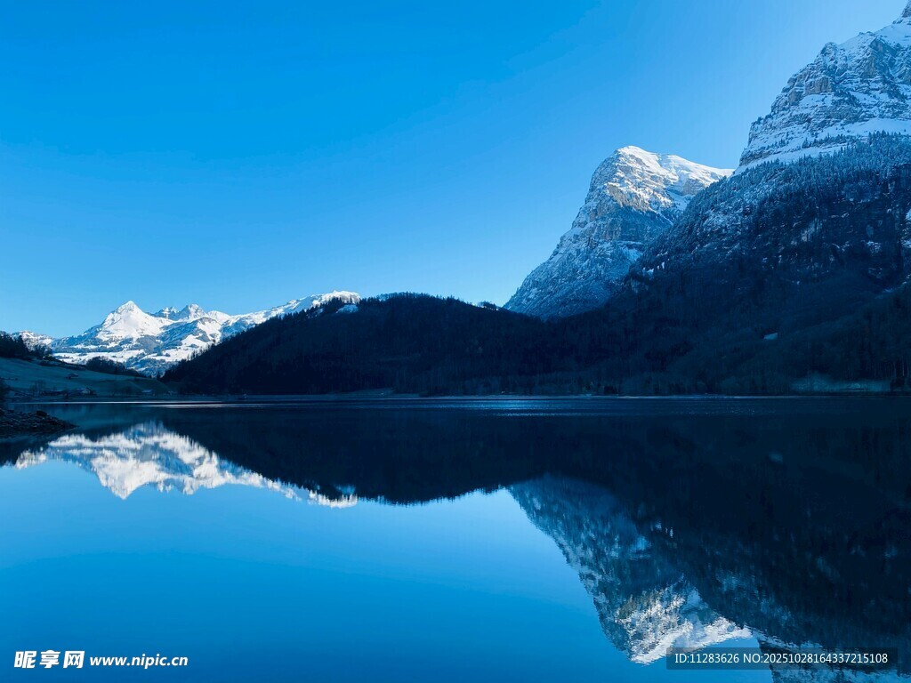 壮丽雪山湖泊绝美倒影