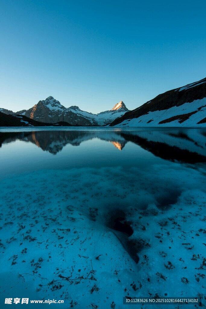 静谧湖景映远山